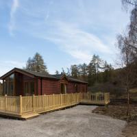 2-Bed Cottage with Hot Tub at Loch Achilty NC500