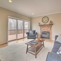 Pet-Friendly Harbor Springs Home Hot Tub and Pool!, hotel dicht bij: Luchthaven Pellston Regional - PLN, Harbor Springs