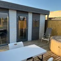 Adorable Tiny House in Reykjavik, hotel in Gufunes