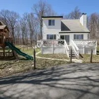 Cozy Poconos Mountain House with 3 bedrooms, готель у місті Tobyhanna