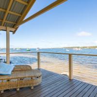 Bluewater - riverfront location with water views, hotel in Shoalhaven Heads