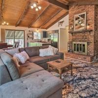 Family-Friendly Pinetop Cabin with Deck and Grill