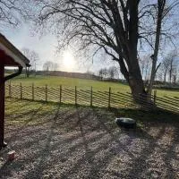 Naturskönt boende nära Skövde, hotel u gradu Ševde