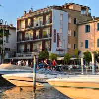 AMBRA HOTEL - The only 3 star central lakeside hotel in Iseo – hotel w mieście Iseo