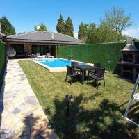 Exceptional Villa with Pool and Jacuzzi Surrounded by Nature in Sapanca, hotel in Sakarya