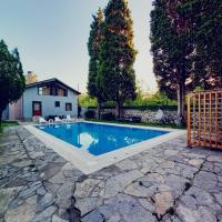 Fascinating Villa with Pool and Jacuzzi Surrounded by Nature in Sapanca, hotel in Sakarya