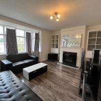 Bright and spacious 2 bedroom apartment, hotel in Sutton