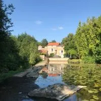 Moulin de Rochoux Gites - Puy du Fou、Saint-Clémentinのホテル