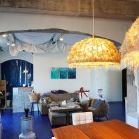 Hostel NABLA, hotel dicht bij: Luchthaven Miyakejima - MYE, Niijimamura