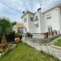 Seaside apartment with private garden, hotel a prop de Aeroport nacional de Nea Anchialos - VOL, a Nea Ankhíalos