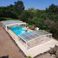 Gîte La Pironnière - Piscine, Nature, au bord de la Rivière, hotel en Montreuil-sur-Maine