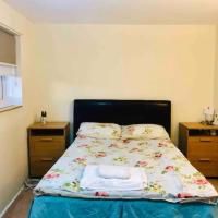 Private room - 4-5 minutes drive to Luton Airport