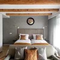 Suite with private bathroom at three bedroom interwar Villa Grabyte with daily spaces to share by pine forest on the bank of the river- 8min by car from old town, hotel u gradu Kaunas