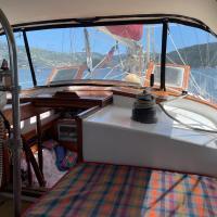 St Thomas stay on Sailboat Ragamuffin incl meals water toys, готель біля аеропорту Аеропорт імені Сирила Е. Кінга - STT, у місті Water Island