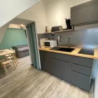 Logement Loire climatisé, La Halte de Cuze, aux abords de la Loire a vélo: Huismes şehrinde bir otel