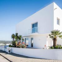 Beachside Villa 5 Bdr 6 Baths Sleeps 9plus ppl, Hotel in Aljezur
