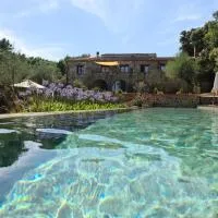 LE MAS DES COLOMBES Chambres d'hôtes B&B & SPA, hotel em Oms