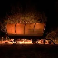 Cozy Wild West Covered Wagon next to River, hotell i Grants Pass