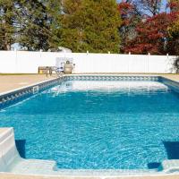Private Heated Pool - Sparkling Oasis Near Newport & Navy, 4bd 3ba: Middletown, Newport State (Rhode Island) - NPT yakınında bir otel