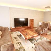 Lovely Flat with Shared Pool and Balcony in Mudanya, hotel in Bursa