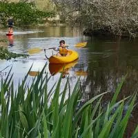 Appartement en lisière de forêt avec étang, hotell sihtkohas Scaër
