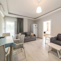 Lovely Flat With Shared Pool and Balcony in Konyaalti, Antalya, hotel in Hurmaköy