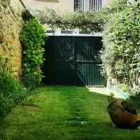 Casa El Jazmín، فندق في Anguciana