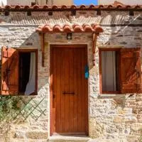 Lavrio stone house 5 min from the centre/port, hotel i Lávrion