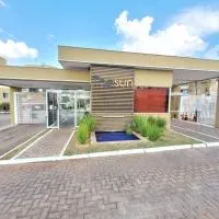 THE SUN RESORT, SHTN TRECHO 2, ENXOVAL DE CAMA E BANHO, PISCINA AQUECIDA, VAGA DE GARAGEM, ACADEMIA, LAVANDERIA, CONVENIÊNCIA 24h, WI-FI, SMART TV, QUADRA DE AREIA, RECEPÇÃO 24h BY REI DOS FLATS, hotel en Brasilia