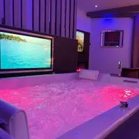 Chic & Jacuzzi, hotel in Givors