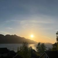 Cozy 3-bedroom cottage with view to Lysefjorden, hotel in Sandnes