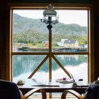 Heimbrygga Restaurant & Accommodation, hotel sa Skrova