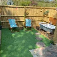 Cosy dog friendly lodge with an outdoor bath on the Isle of Wight、Whitwellのホテル