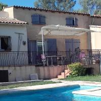 Villa provençale avec piscine, hôtel à Rognes
