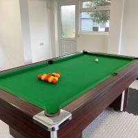 18 Cheerful 2 bed bungalow, hot tub, gym, pool table