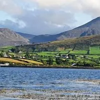 The Aul Shop & Public House -entire private annexe, hotel i Mourne Mountains