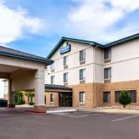 Days Inn & Suites by Wyndham Denver International Airport โรงแรมในMontbello