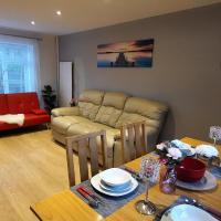 Stevenage New 3 bedroom House Sleeps 8 Free Wifi Parking & Large Garden