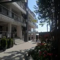 Hotel La John، فندق في فاما فيكي