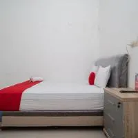 RedDoorz near RS Mitra Keluarga Waru, viešbutis mieste Waru