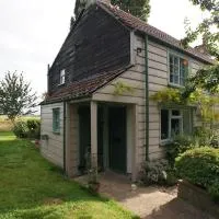 Cozy cottage overlooking fields, Upwell, Hotel in Upwell