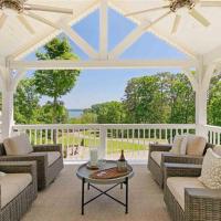 Luxury Pickwick Lake home with breathtaking lake view!, hotel in Counce