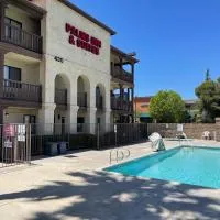 Palmdale में, होटल Palms Inn & Suites