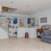 Contemporary 2 Bedroom House in Vibrant Shepherds Bush