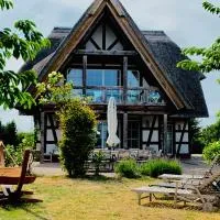Landhaus am Achterwasser mit Bootssteg, hotel a Grüssow