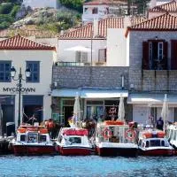 MyCrown Suite, Luxurious apartment with sea view located at the port of Hydra