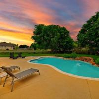 Stunning 5-Bedroom Home with Pool and Bar Sleeps 10 & Pet Friendly!, hotel in Dripping Springs
