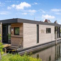 Brand new Boathouse on the water in Stavoren with a garden