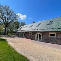 Valgesoo maakivivilla kuni 20-le kylalisele, hotel en Valgesoo
