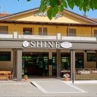 Albergo Shine, hotel u gradu Akvalanja